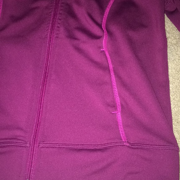 Magenta athletic sweater with finger holes - Picture 4 of 4